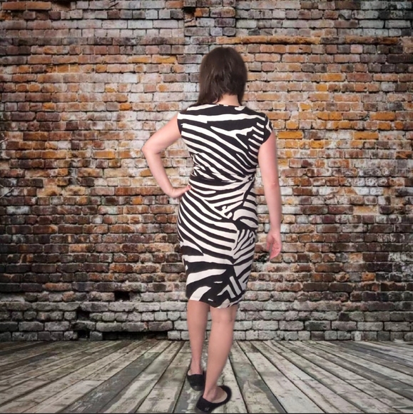 H&M Striped Wrap Dress Sz M Black White Cream Zebra Comfortable Stretch D7 - Picture 5 of 11